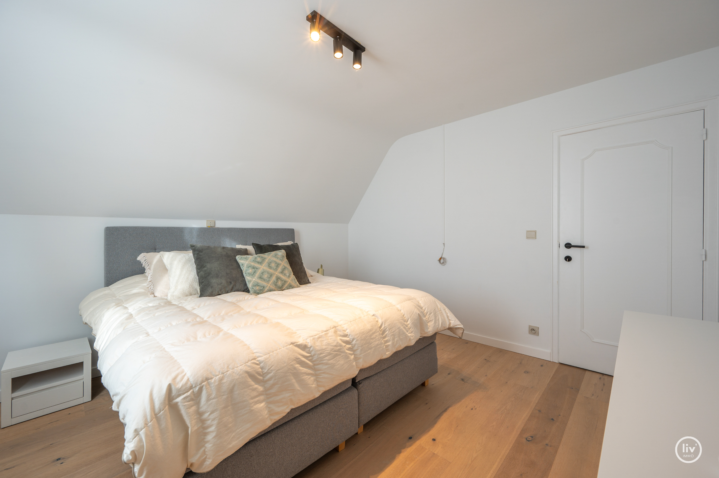 Magnifique villa rénovée avec toit de chaume, bien située près de Duinenwater à Knokke. 