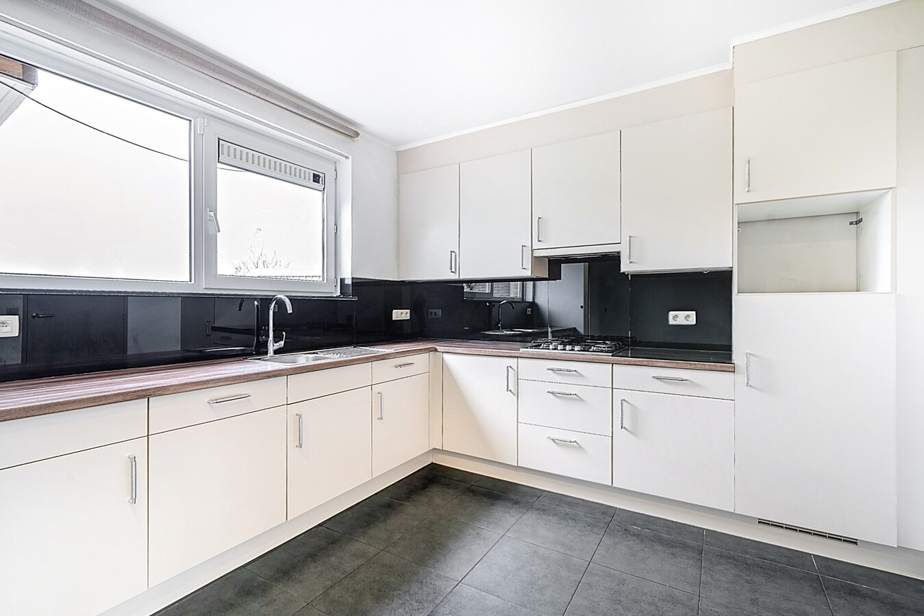 Woning met 3 (4) kamers, terras, tuintje, garage. 