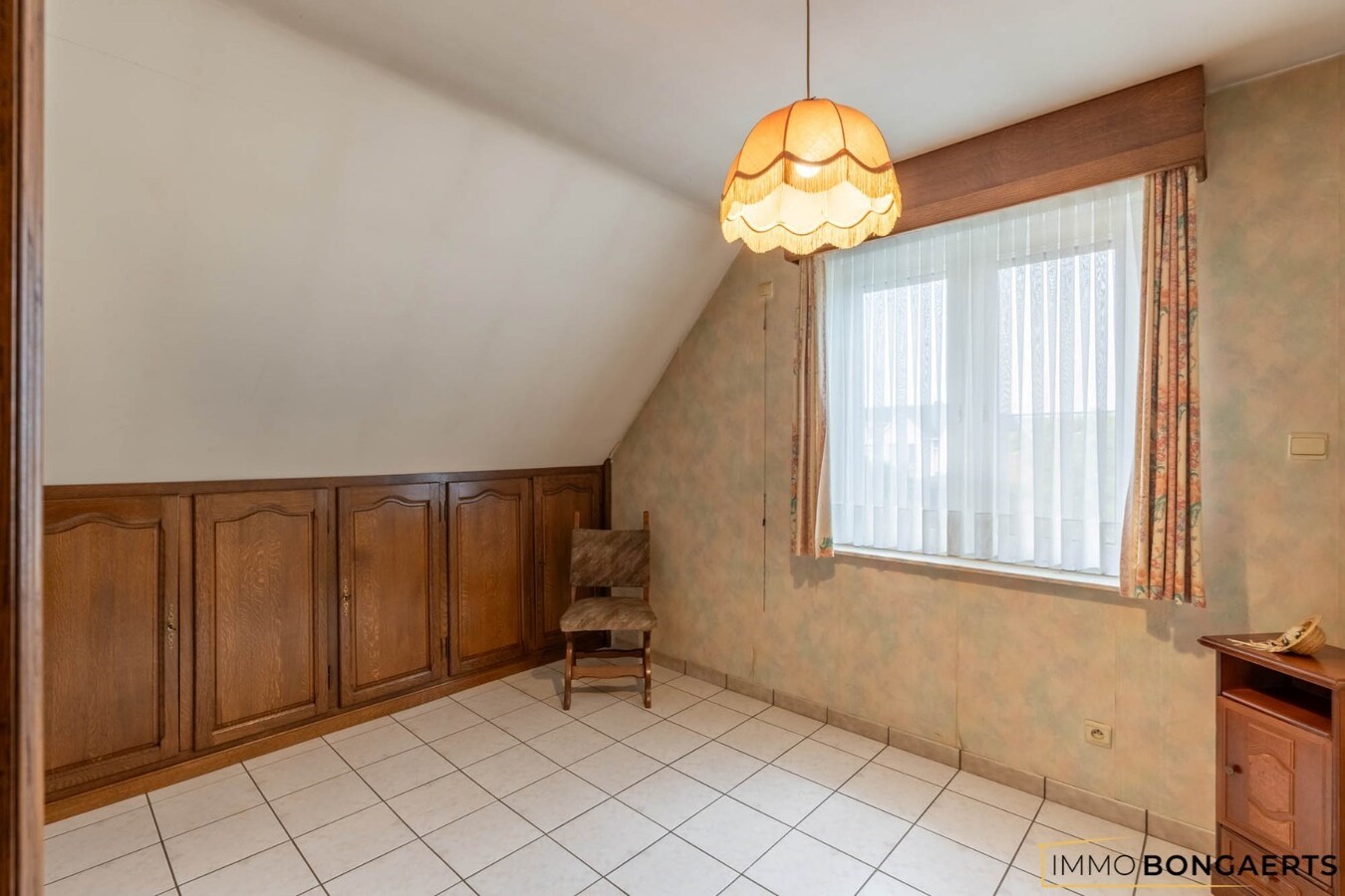 Ruime, instapklare woning (heropbouw 1994) met tuin, garage en drie slaapkamers. 