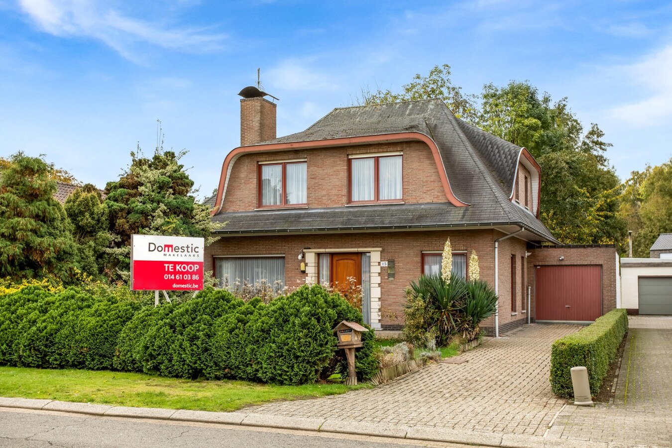Vrijstaande woning met garage op ruim perceel in het centrum. 
