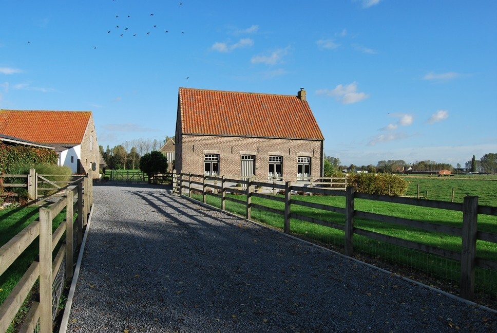 Idyllische woning met stalgebouwen op ca. 5000m² te Sint-Laureins 