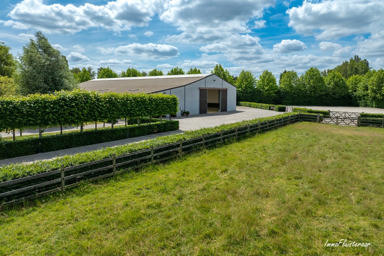 Beautiful villa with indoor and outdoor riding arenas on over 2.4 hectares in Ardooie 