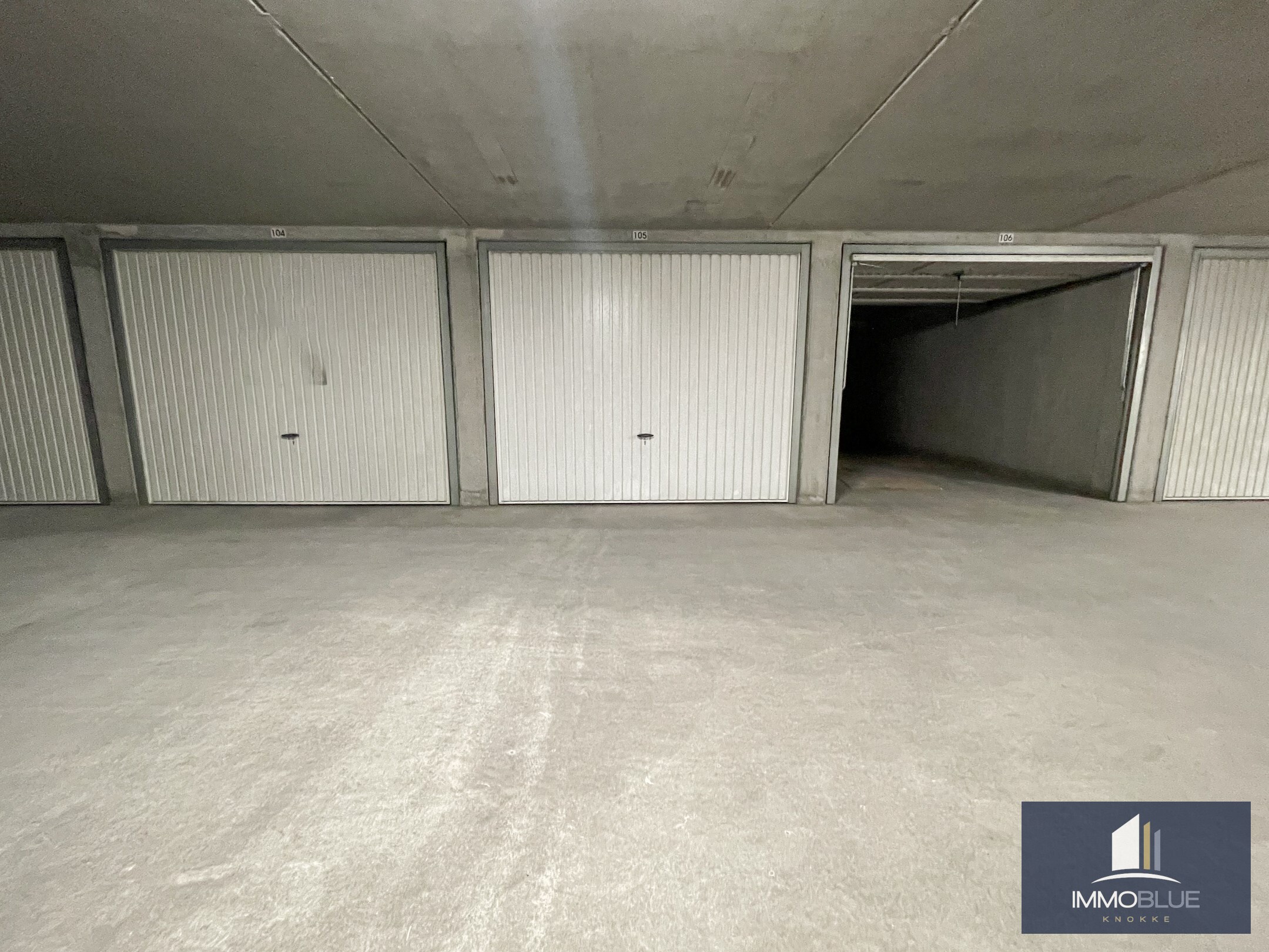 Gesloten garagebox op niveau -1 in het Zoute. 