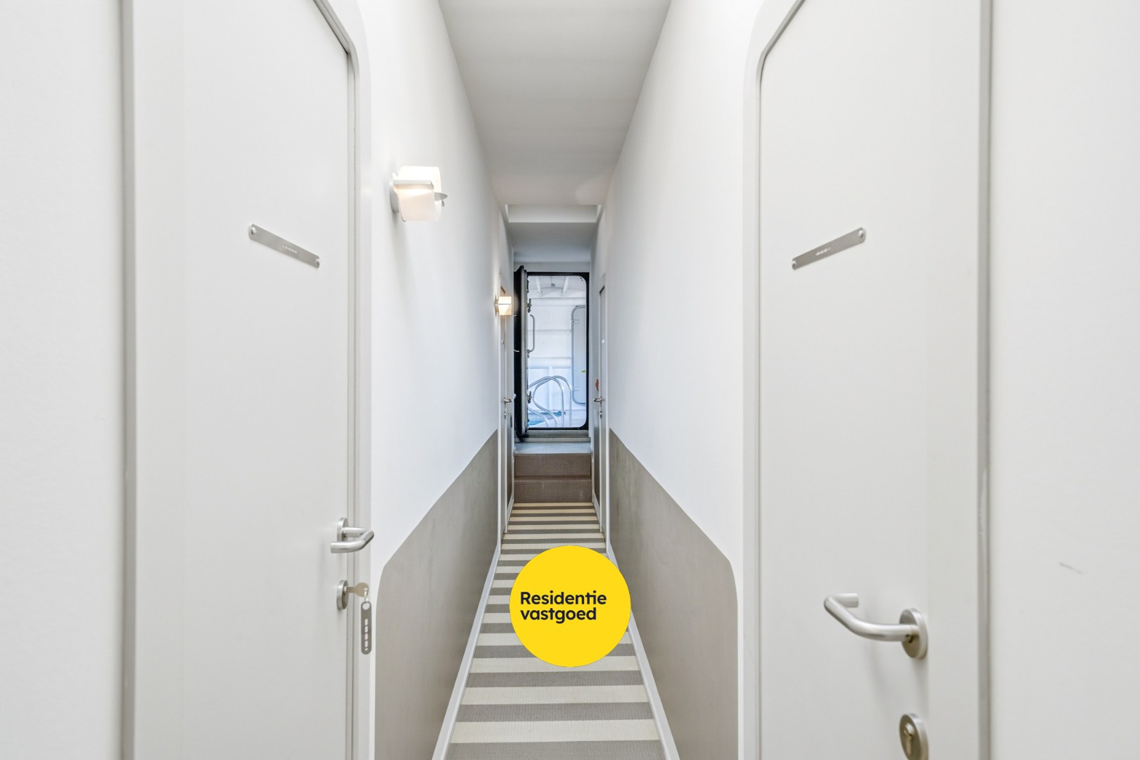 Unieke woonboot met B&amp;B en vergunde ligplaats in Plassendale 