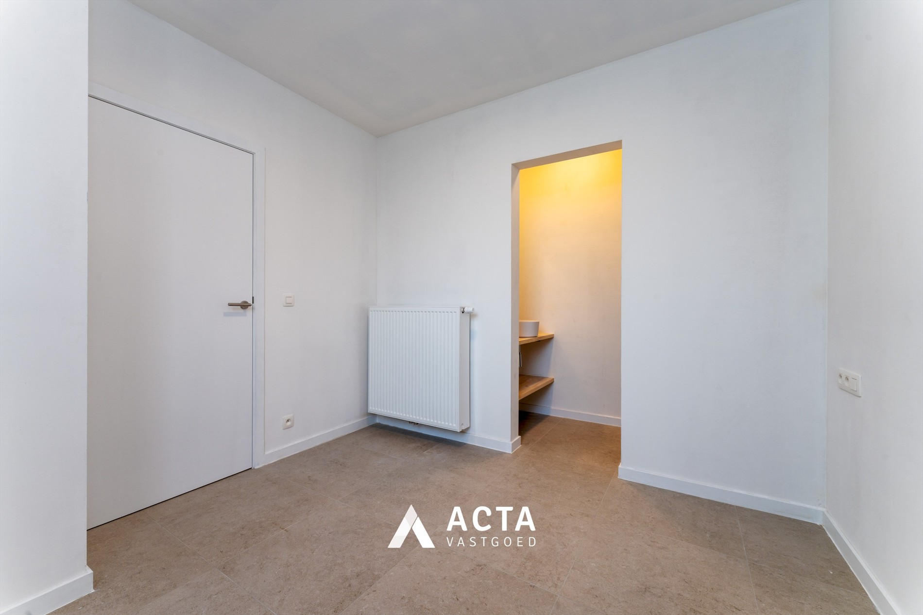 Recent gerenoveerd gelijkvloers appartement nabij centrum 