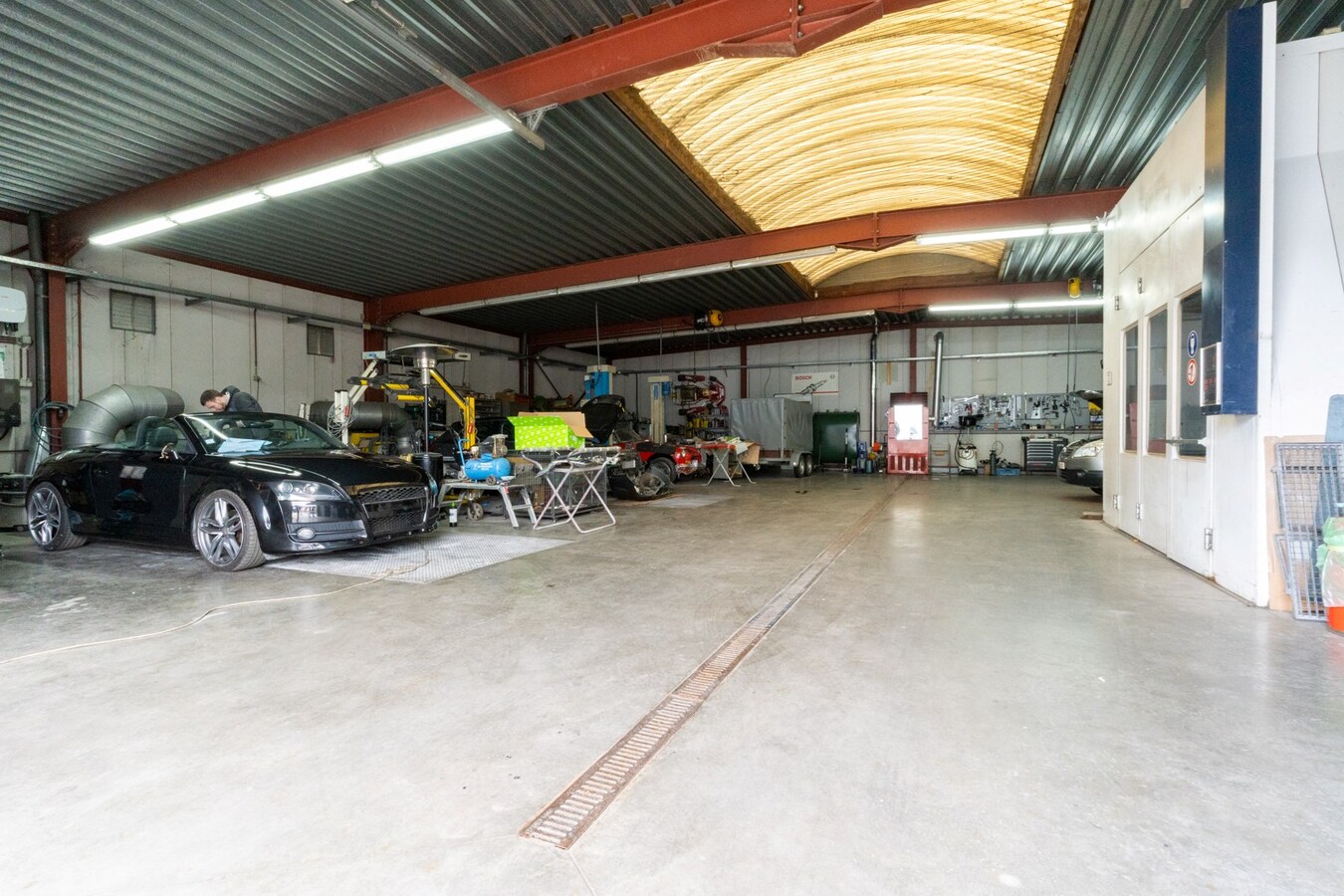 Entrepôt/Atelier de 400m², grand parking, logement indépendant, TOP SECTEUR ! 