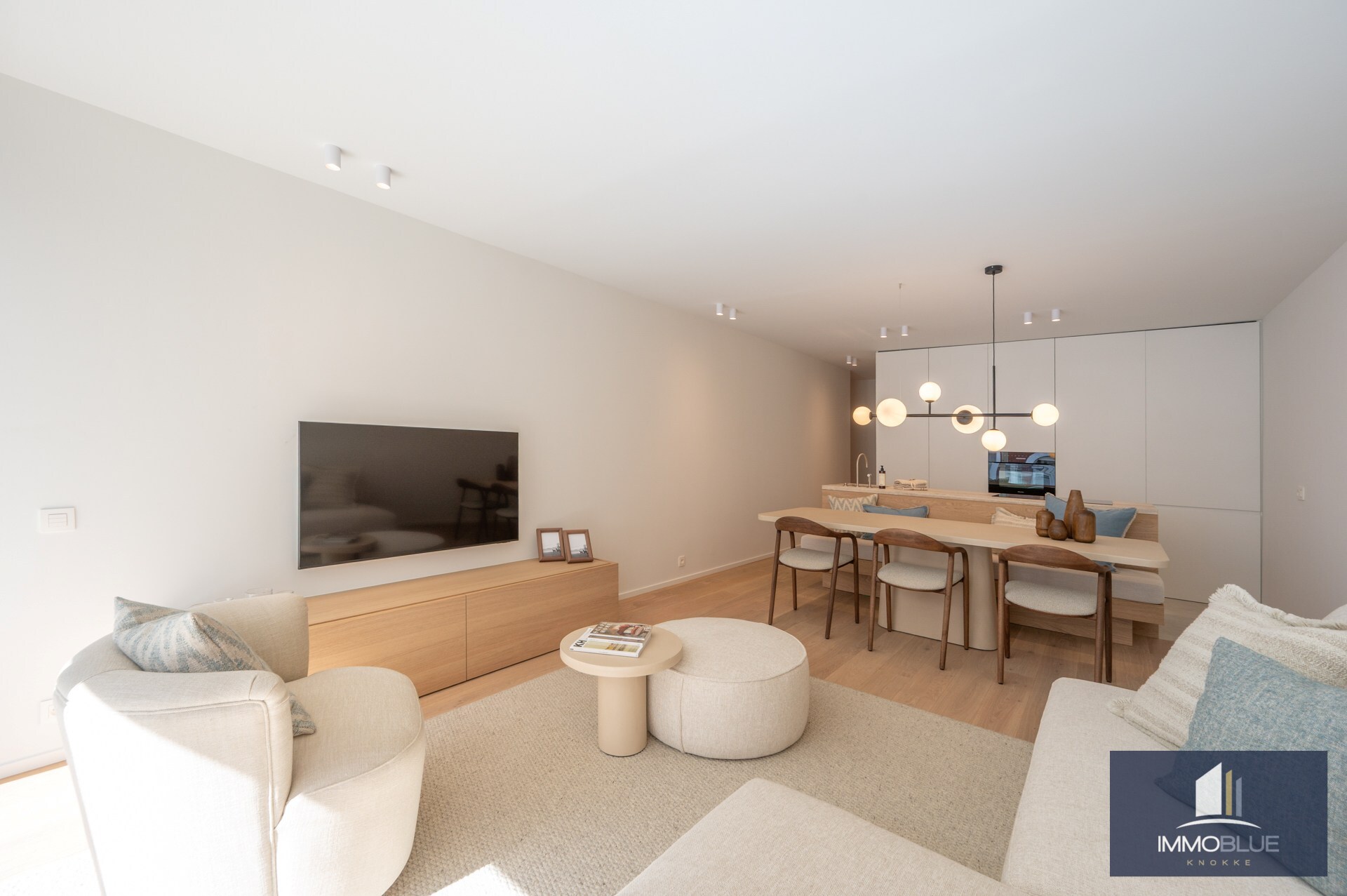Prachtig gerenoveerd drie-slaapkamerappartement op een toplocatie vlak bij de Zeedijk en genietend van een zijdelings zeezicht. 
