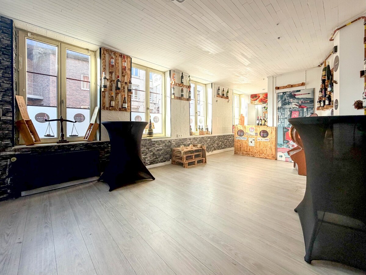 UNIEK en ruime KARAKTERVOLLE  woning met handelspand nabij de Grote Markt ! 