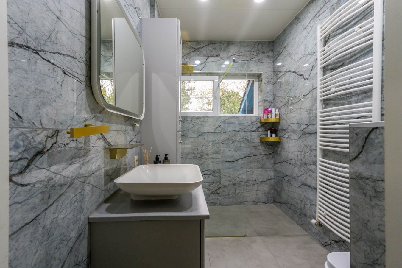 Op te knappen karakteristieke hoekwoning, 4 slpk, (EPC-label C) gelegen aan het Haspengouwse landschap. 