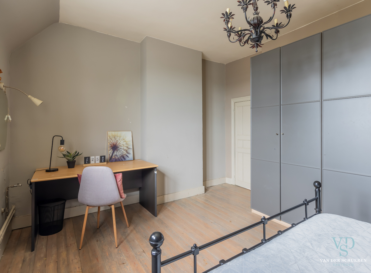 Authentieke herenwoning met atelier / bureau's. 