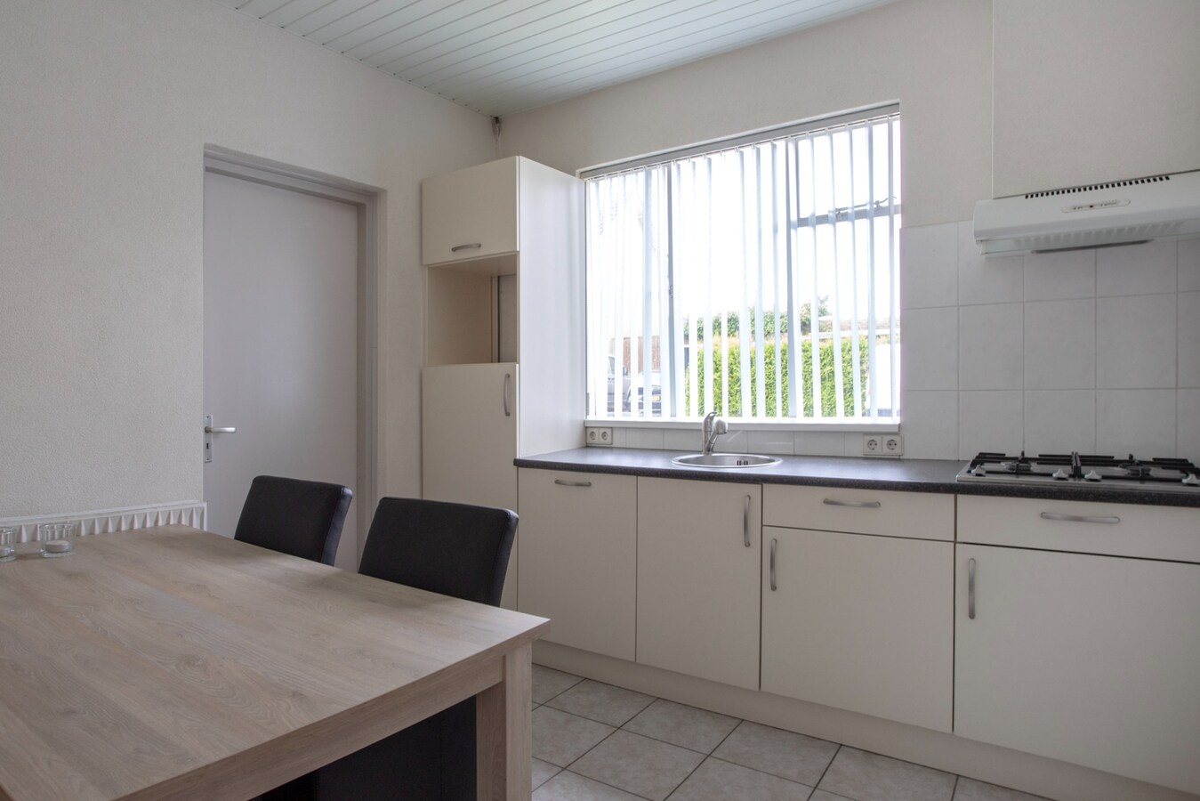 Tweekapper met vrijstaande garage en inrit gelegen op een hoekperceel in Reusel. 