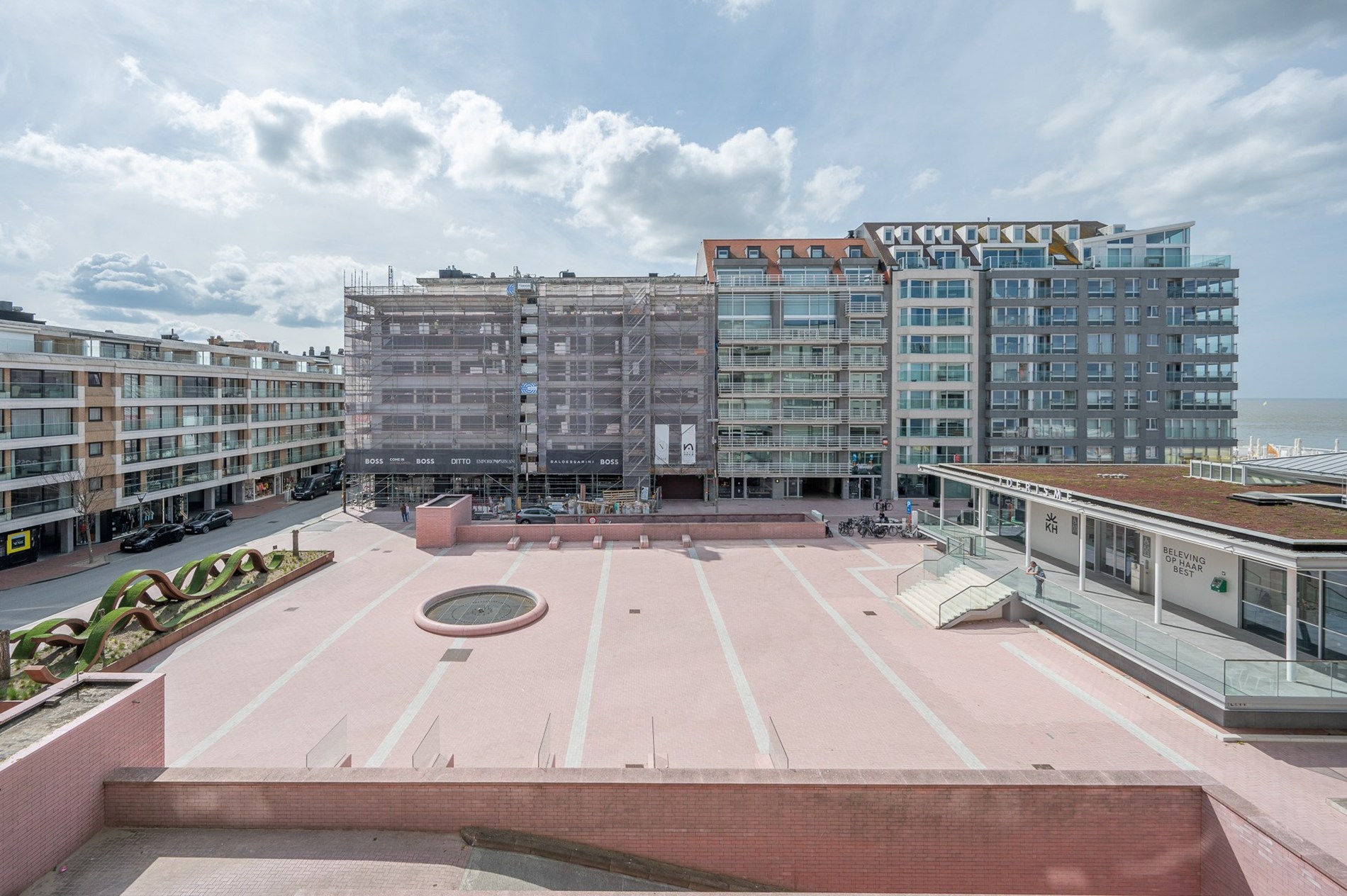 Appartement confortable avec terrasse ensoleillée et vue partielle sur la mer dans un emplacement de premier choix. 