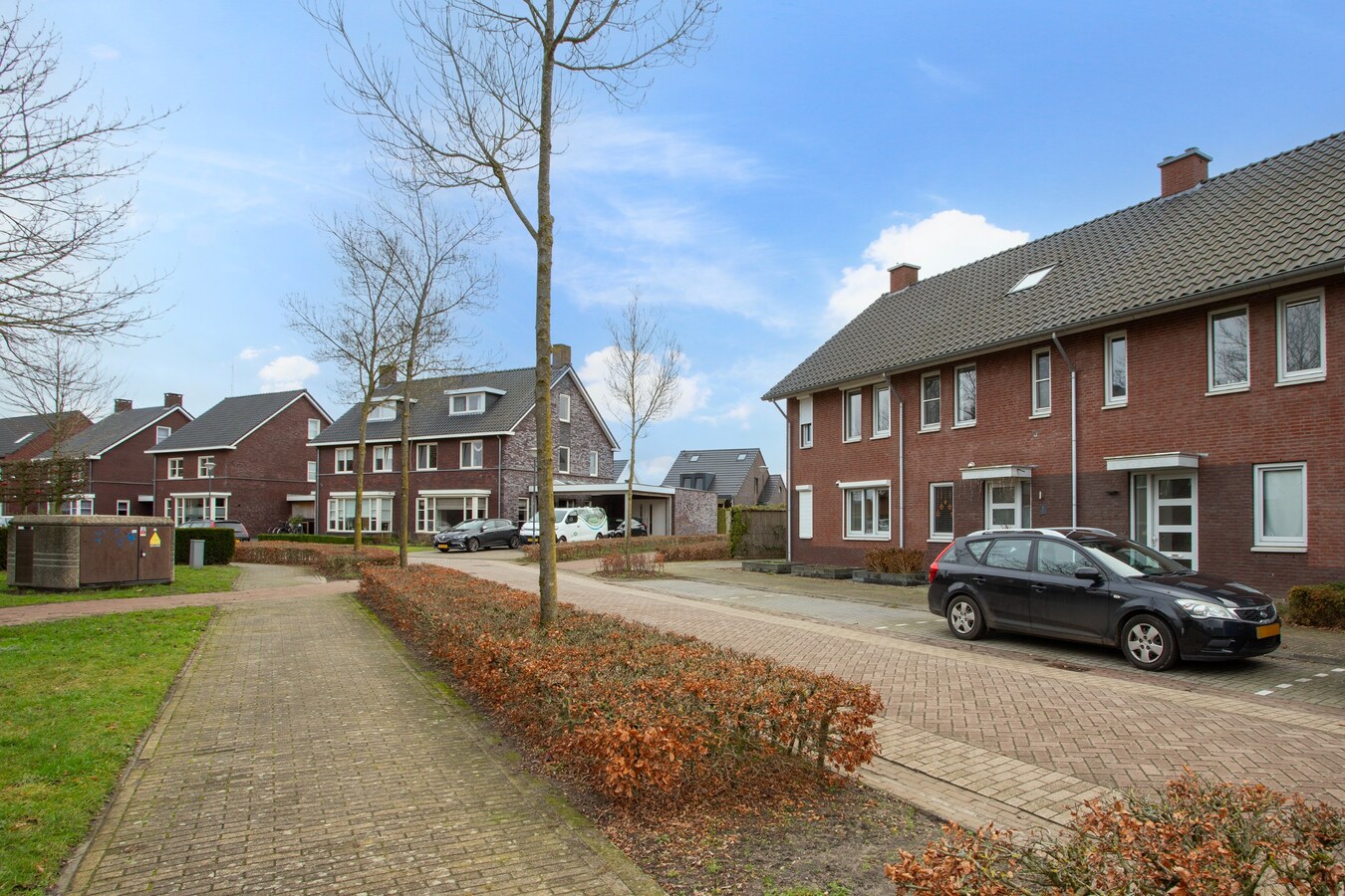 Moderne hoekwoning uit 2016 gelegen in een jonge en kindvriendelijke woonwijk in Lage Mierde. 