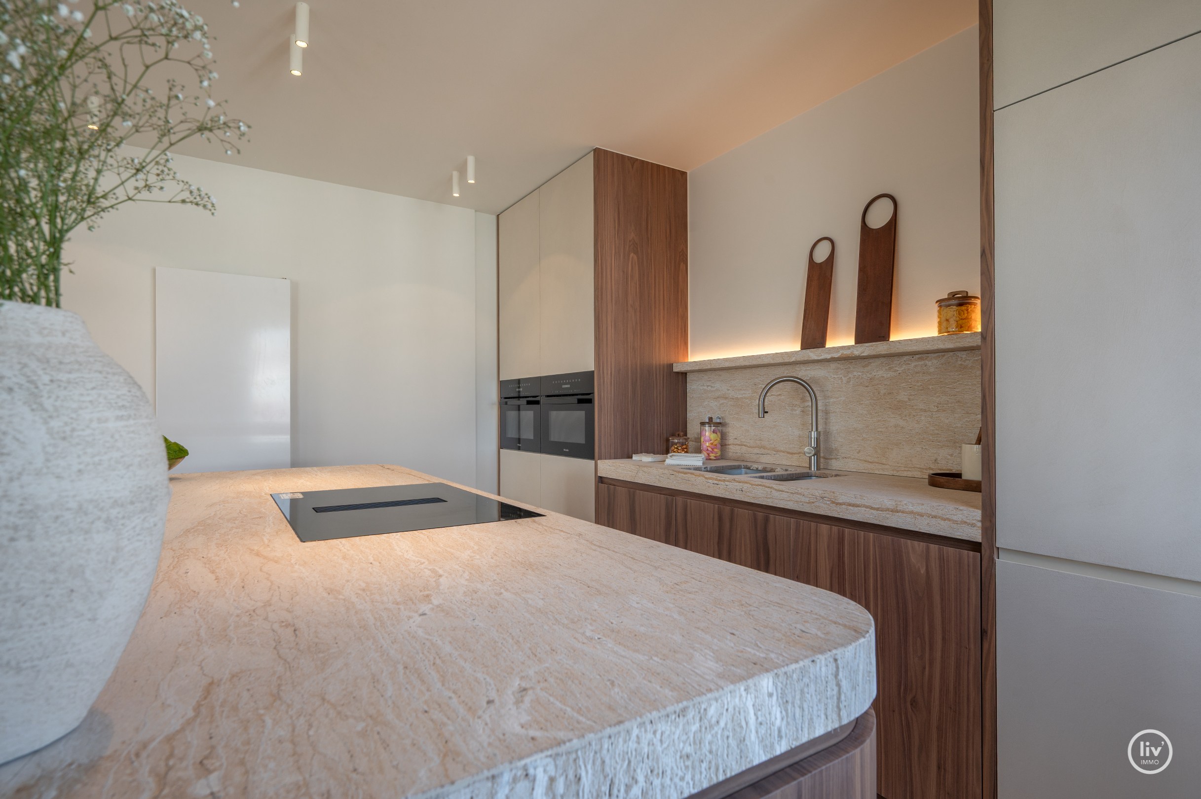 Zeer luxueus gerenoveerd 4 slaapkamer hoekappartement ideaal gelegen te Duinbergen genietend van zeezicht. 