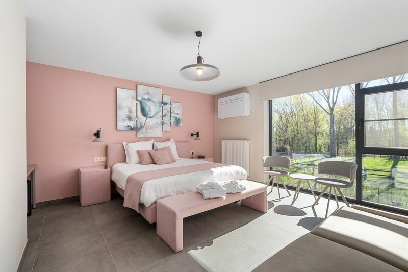 Moderne villa met hippisch complex op 15.856m² 
