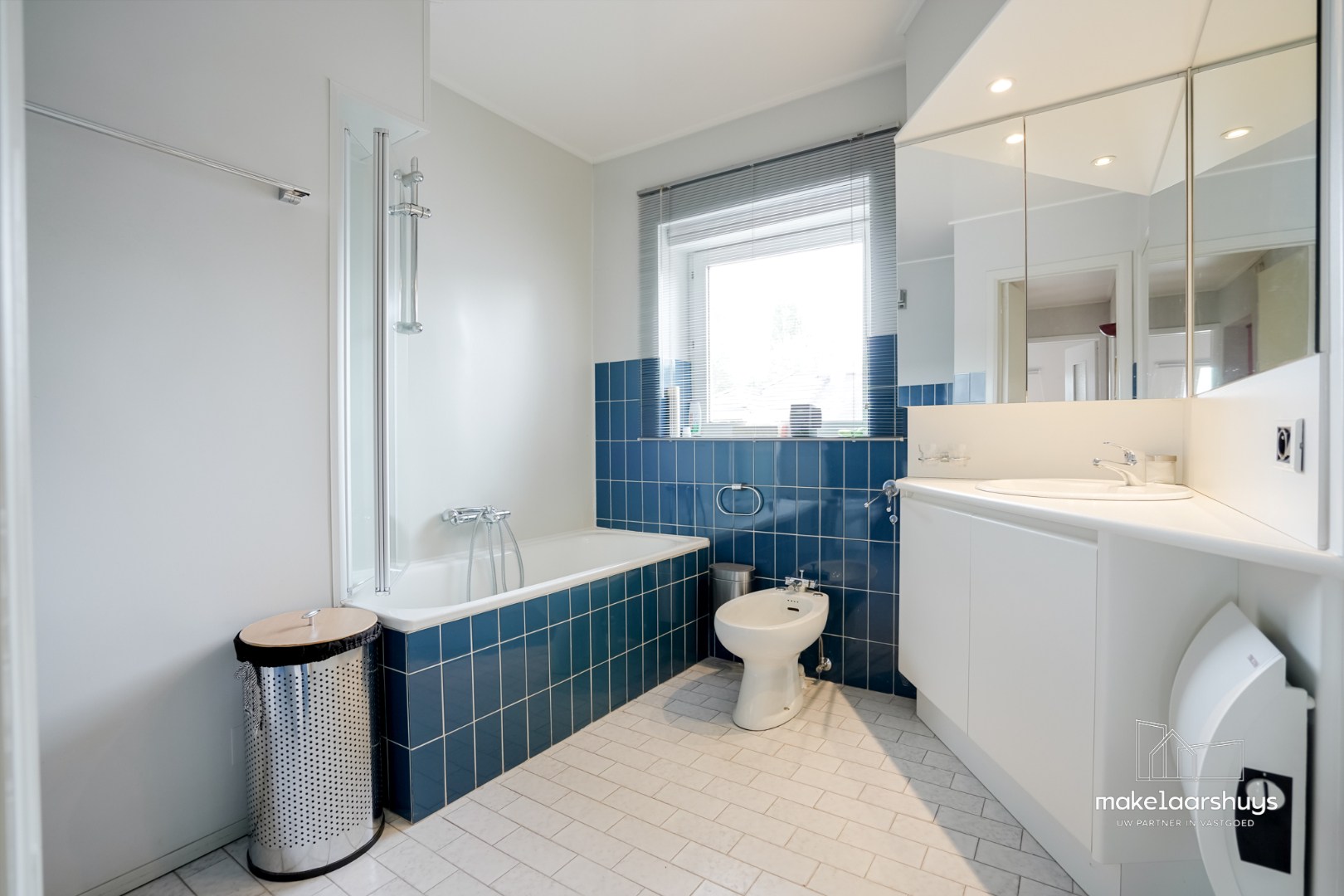 Goed onderhouden bel-etage met lift (regio Planet Group Arena) 