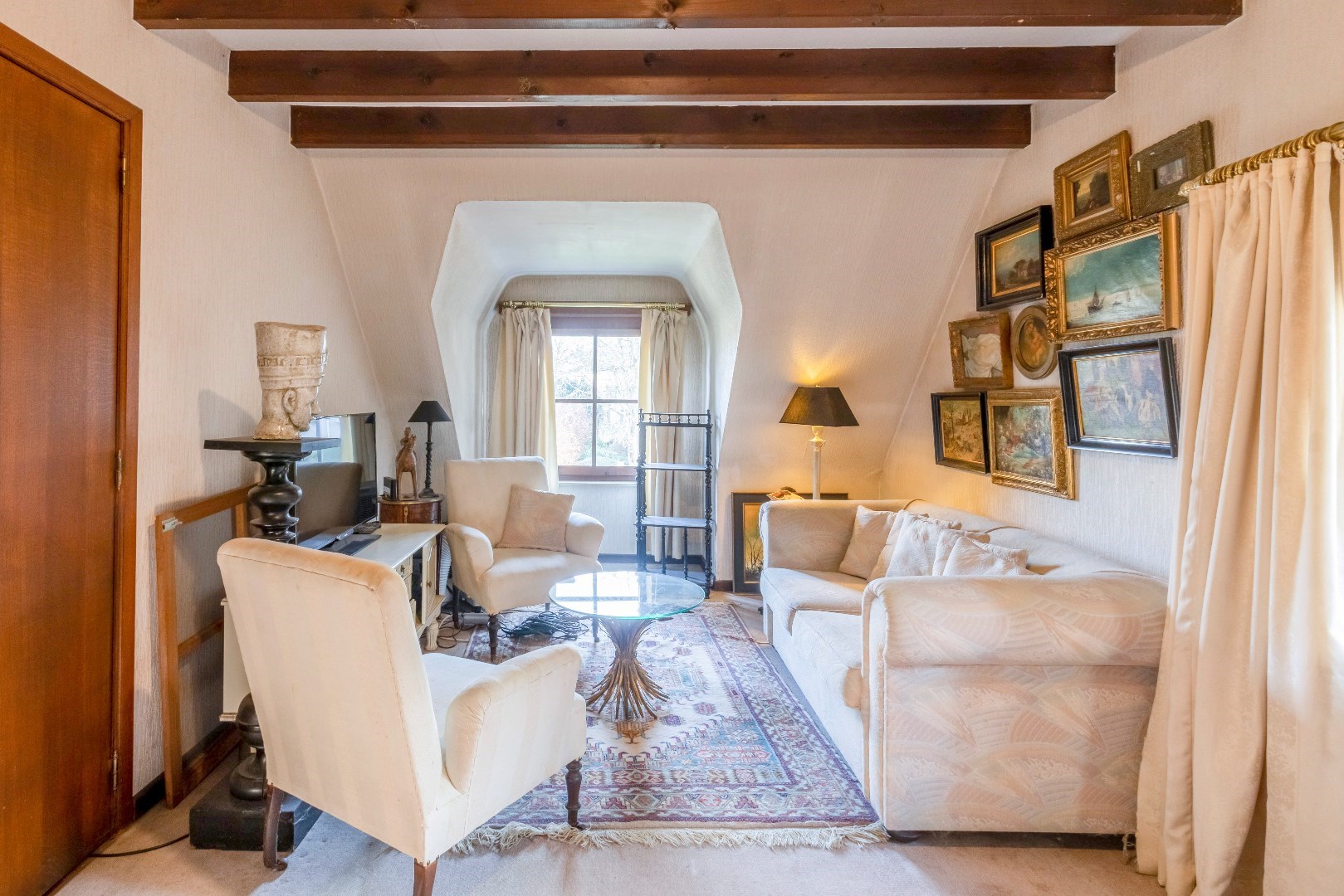 Compromis in opmaak. Goed gelegen villa te Mariakerke met veel potentieel 