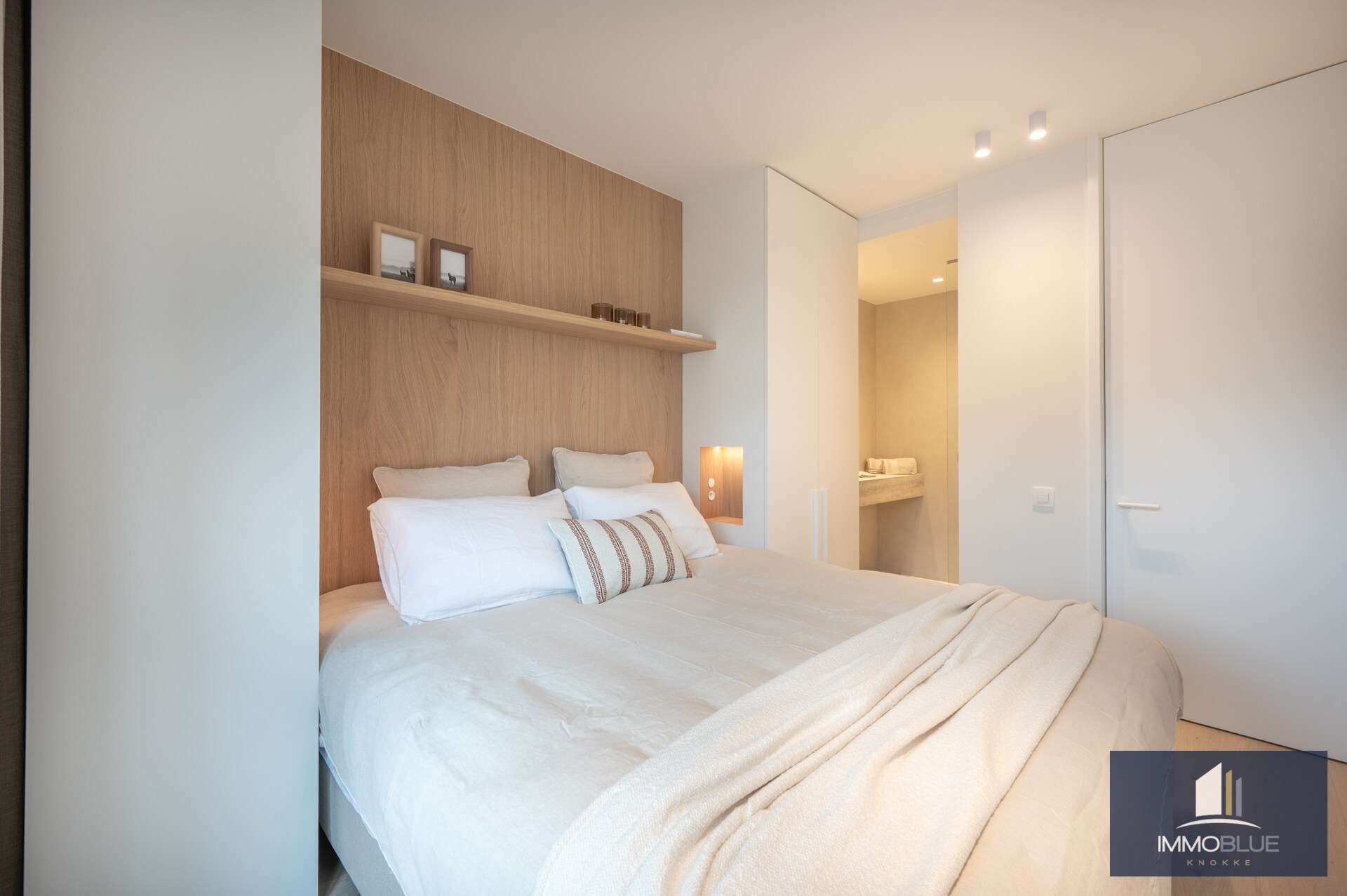 Stijlvol volledig gerenoveerd appartement gelegen nabij het Rubensplein . 