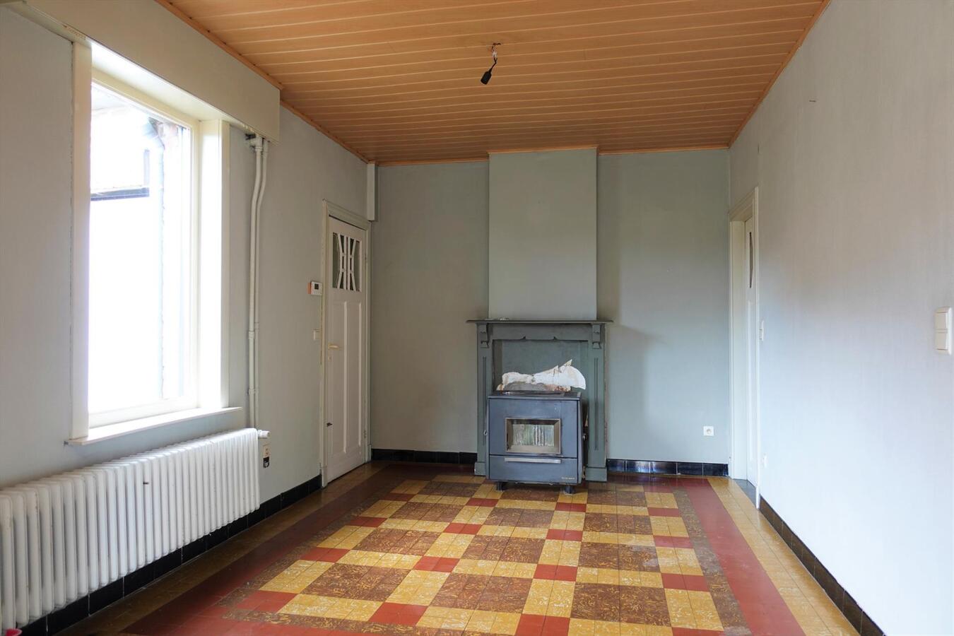 Ruime, op te knappen woning in centrum Zerkegem 