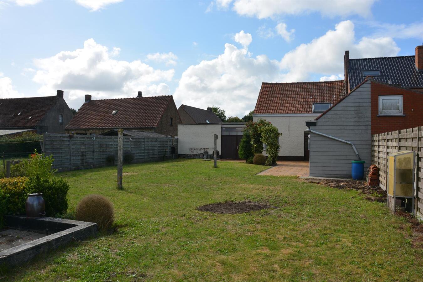 Op te knappen woning in rustige straat 