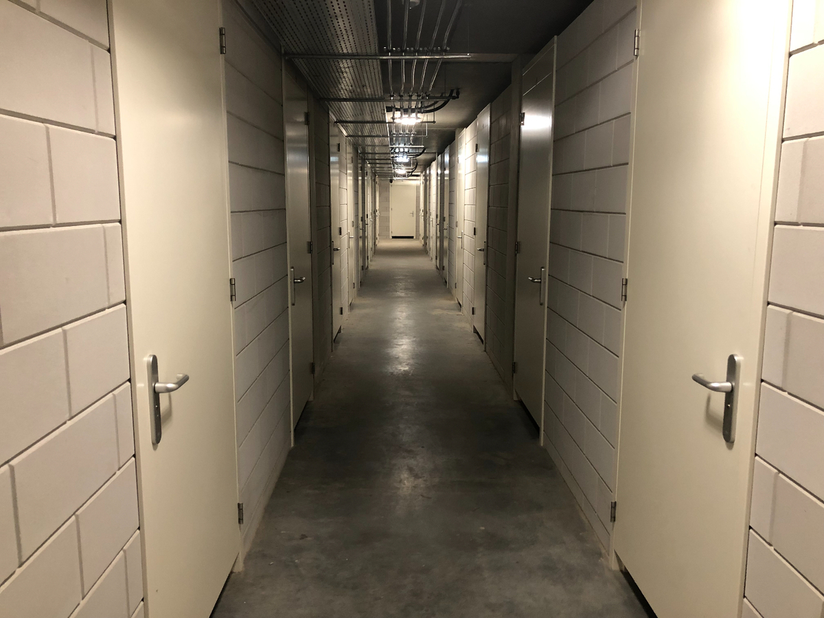 Te huur afsluitbare bergruimte van circa 5 m² in het centrum van Reusel gelegen in de kelder van het markante gebouw De Mulder. 