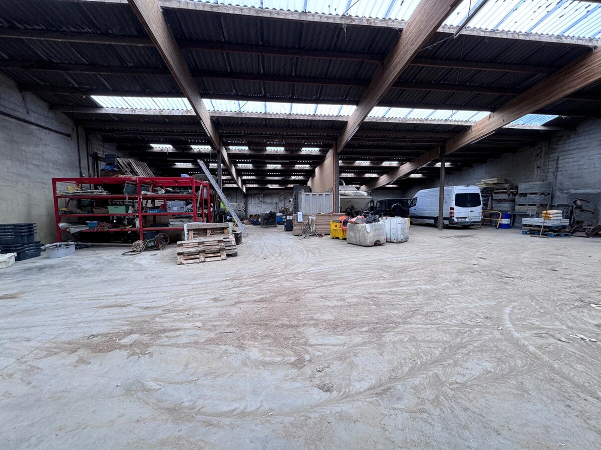 Ruime loods in de dorpskern van Oostkerke (Diksmuide) 