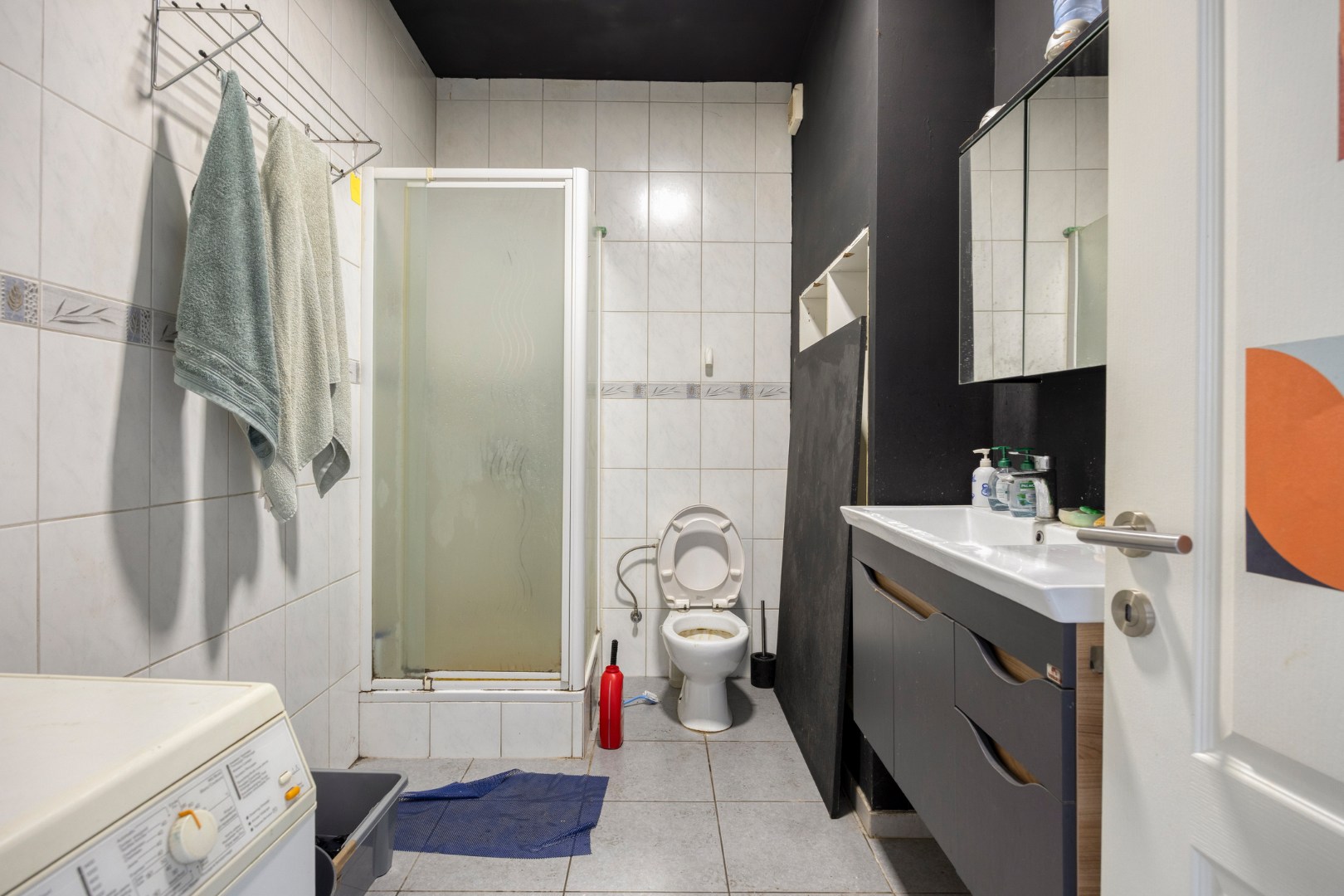 Op te frissen opbrengsteigendom met 3 appartementen en garage in Leopoldsburg 