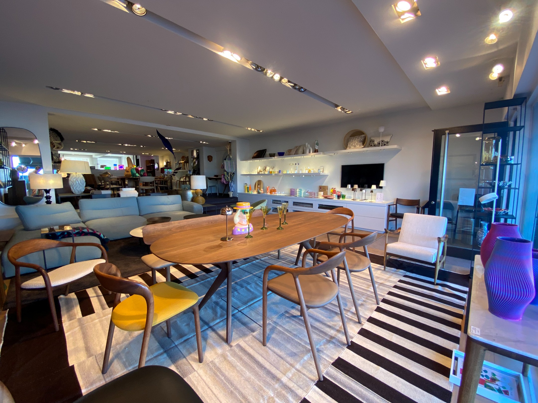 À LOUER : Spacieux local commercial sur la digue du Zoute avec une large vitrine 