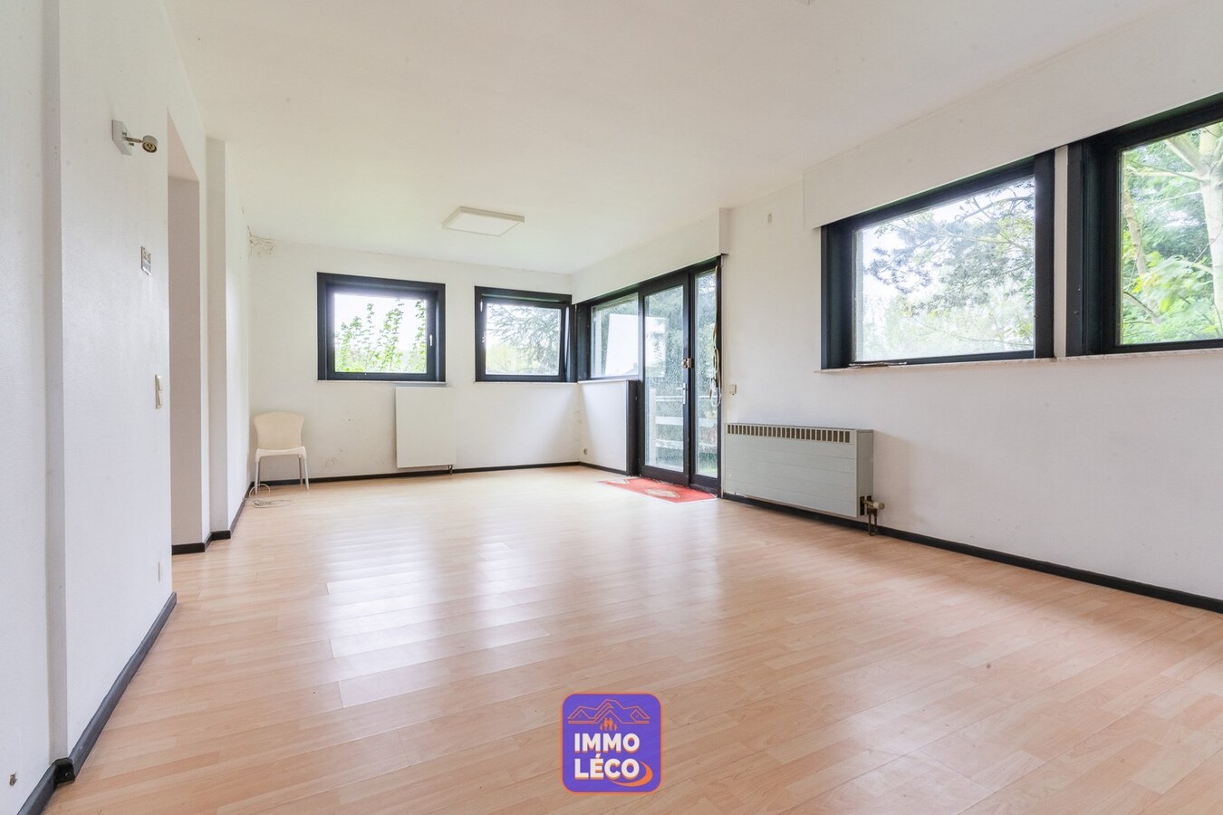 Surface commerciale idéalement située avec parking 