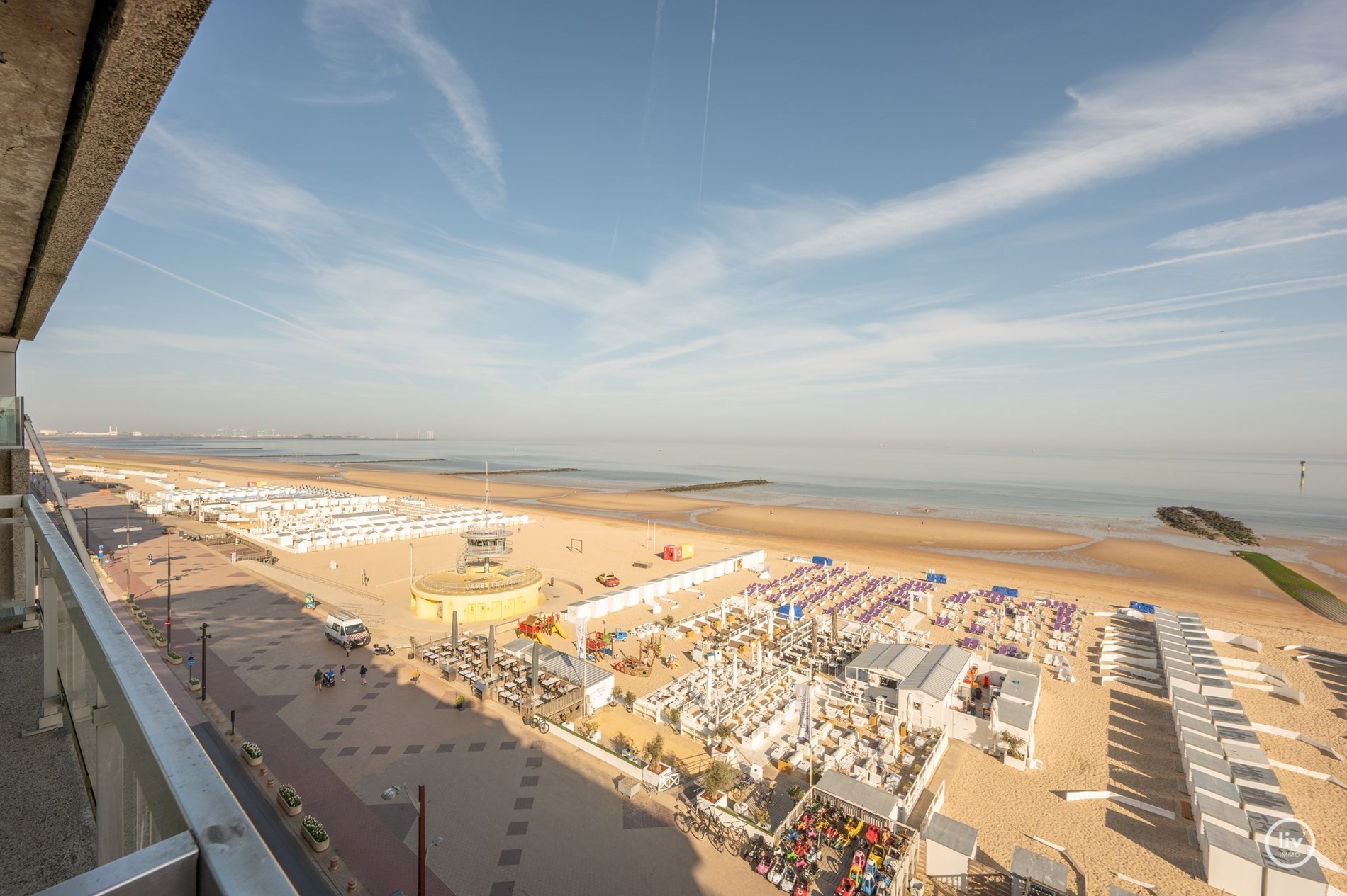 Appartement exceptionnellement rénové avec une largeur de façade impressionnante sur la digue - Knokke 