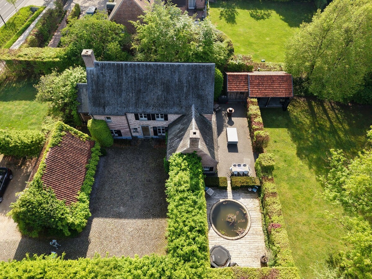 Sels villa met 4 slaapkamers, dubbele carport en garage, Zuid-West tuin op een perceel van 1.991 m² te Schilde - 's-Gravenwezel, 