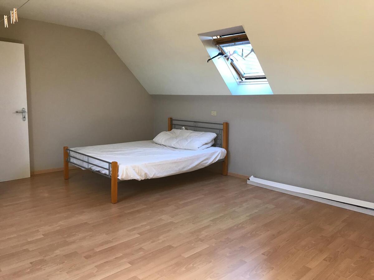 Ruim duplex-appartement met garage 