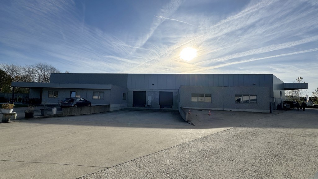 Logistieke loods te huur nabij R16 te Lier