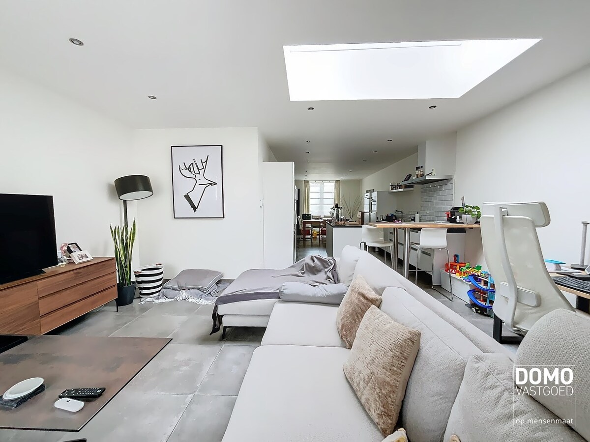 VOLLEDIG GERENOVEERDE HALOPEN BEBOUWING MET 3 SLAAPKAMERS IN HARTJE KERMT 