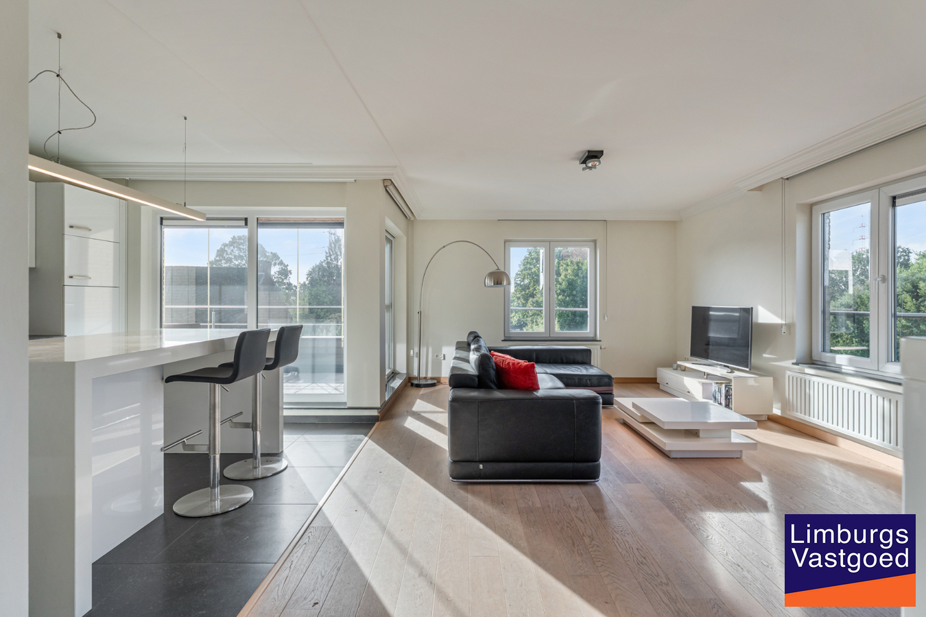 Exclusief penthouse met ruim terras, 2 slpk, extra brede autostaanplaats, centrum Houthalen 