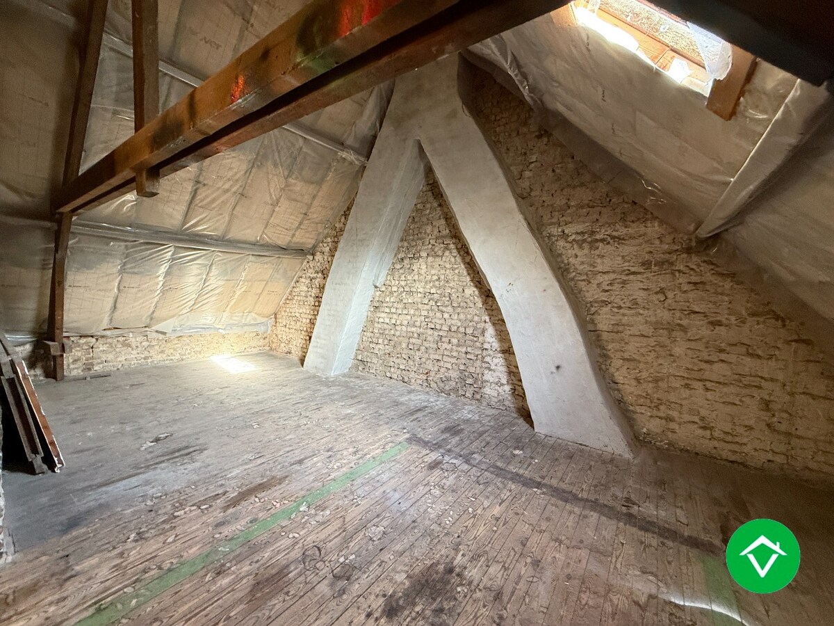 Woning met 3 slaapkamers en koer te centrum Roeselare 