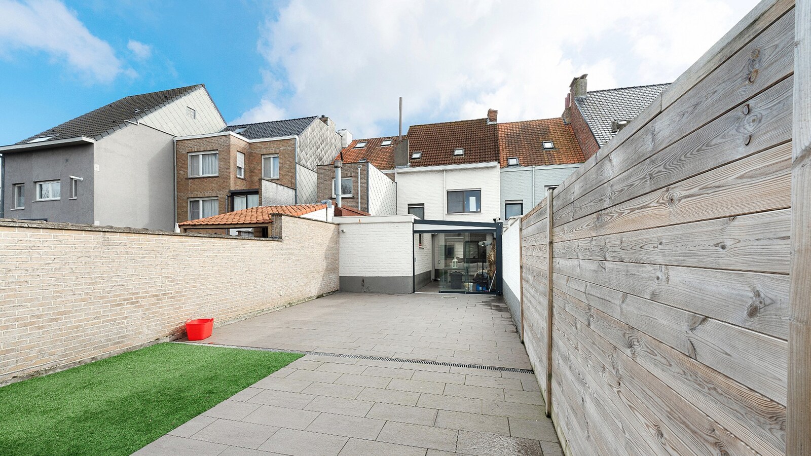 Instapklare en ruime gezinswoning met dubbele garage in het hart van Zeebrugge. 