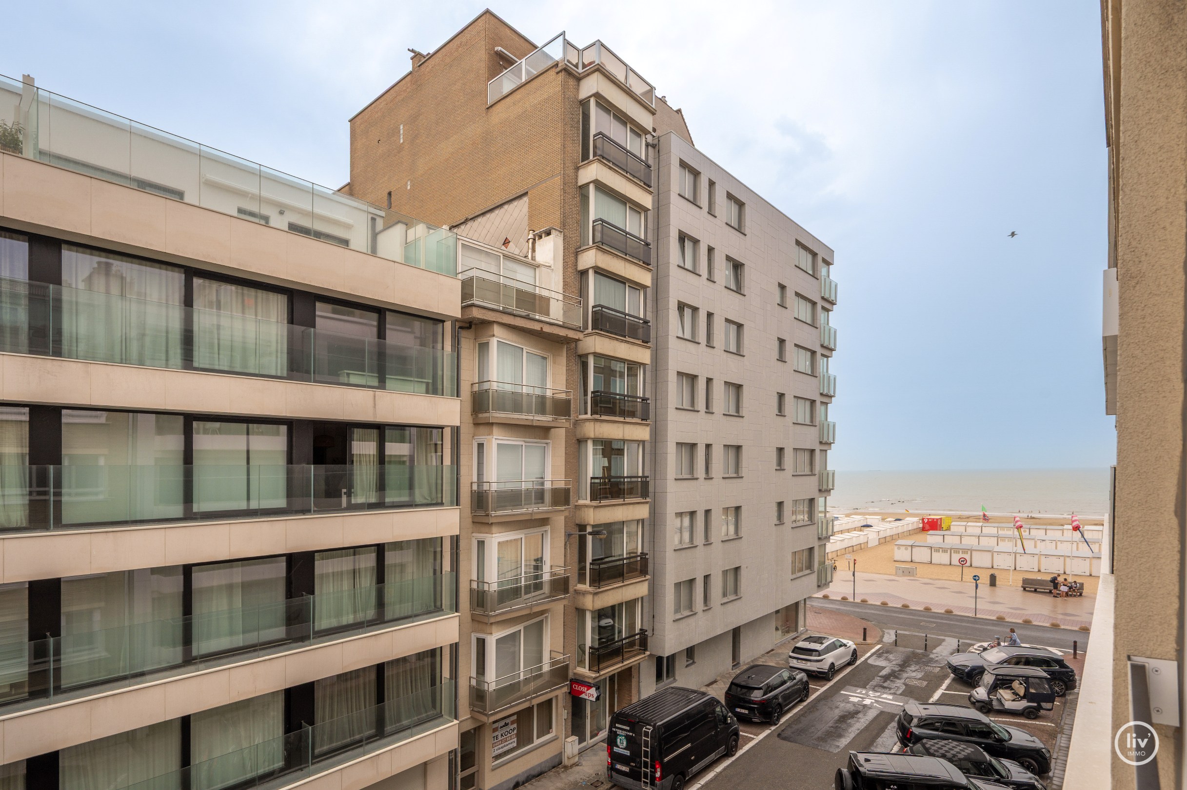 Uniek appartement ontworpen door architect Glenn Sestig met zijdelings zeezicht aan het Driehoeksplein 