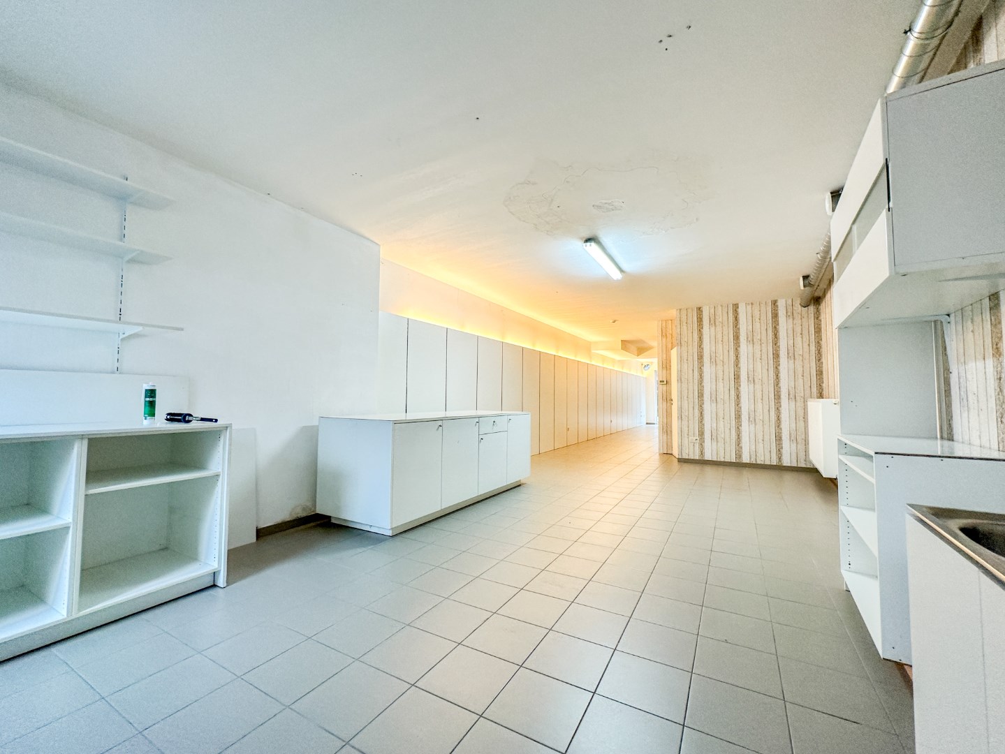 Instapklare handelsruimte voor winkel of kantoor, centrum Torhout 