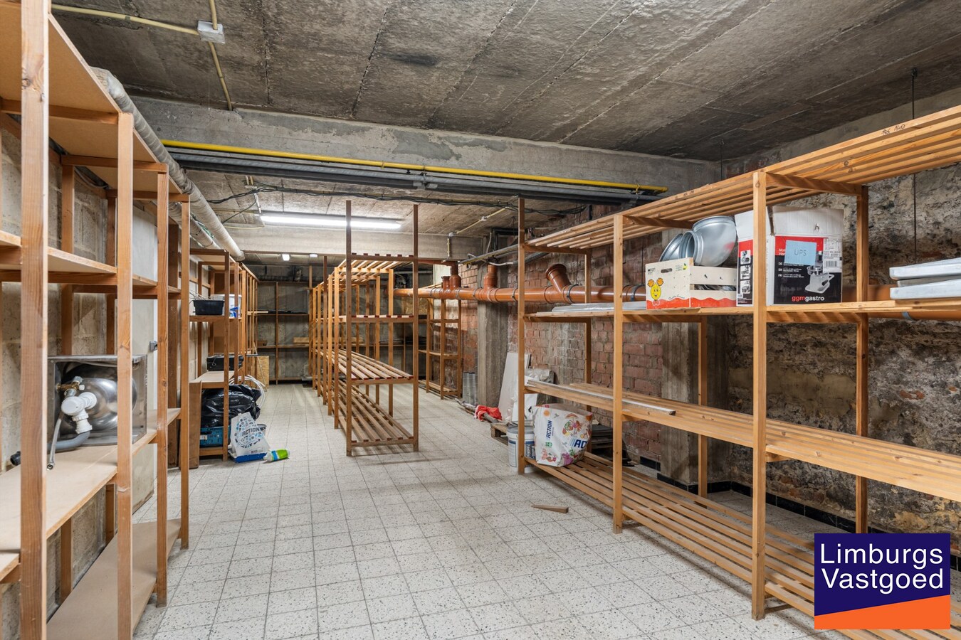 Commercieel uitstekend gelegen investeringspand bestaande uit winkel + duplex 