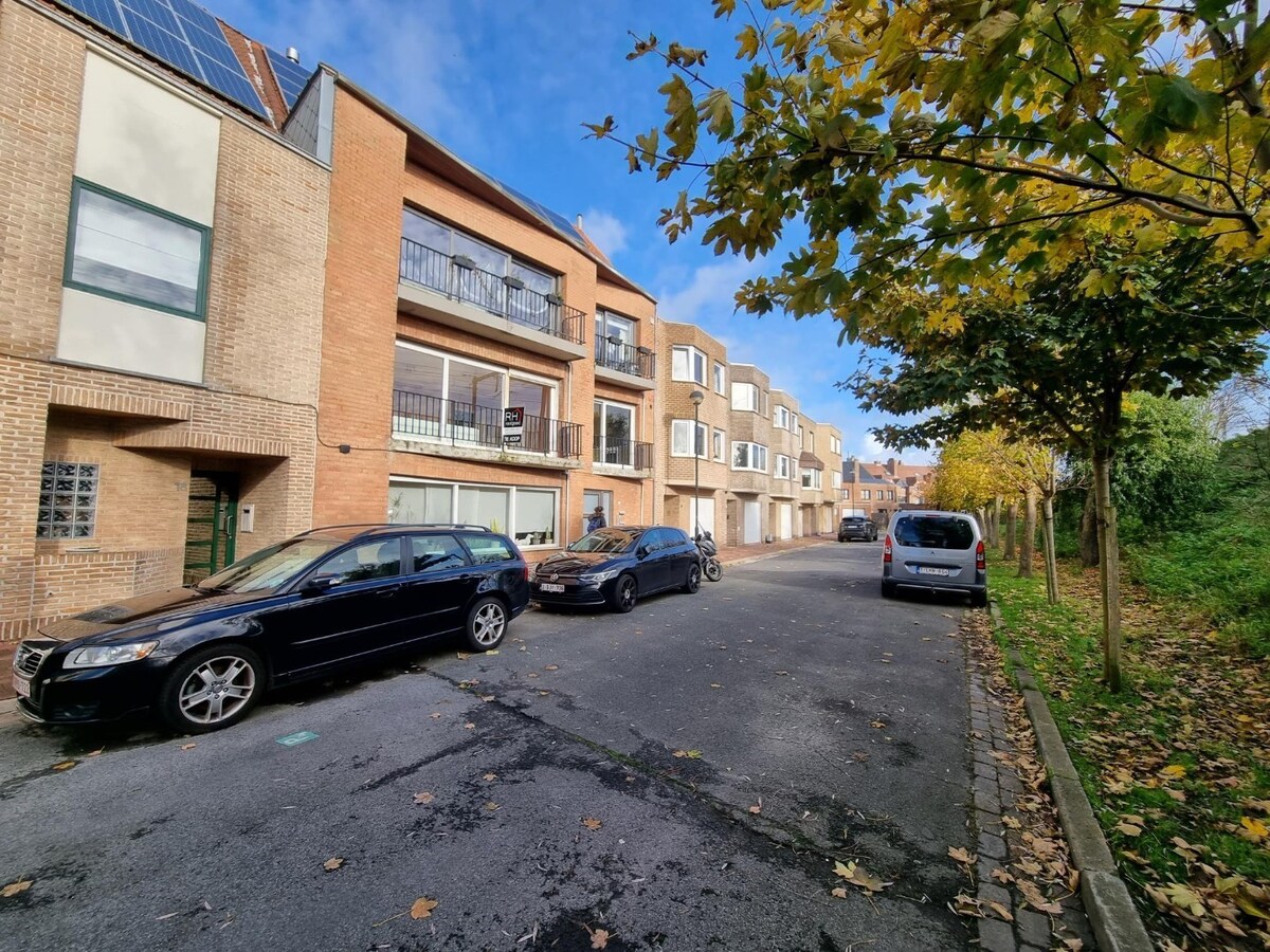 Uitzonderlijk ruim (129m²) en breed (+-10,45m) appartement met drie slaapkamers + mogelijkheid garage 
