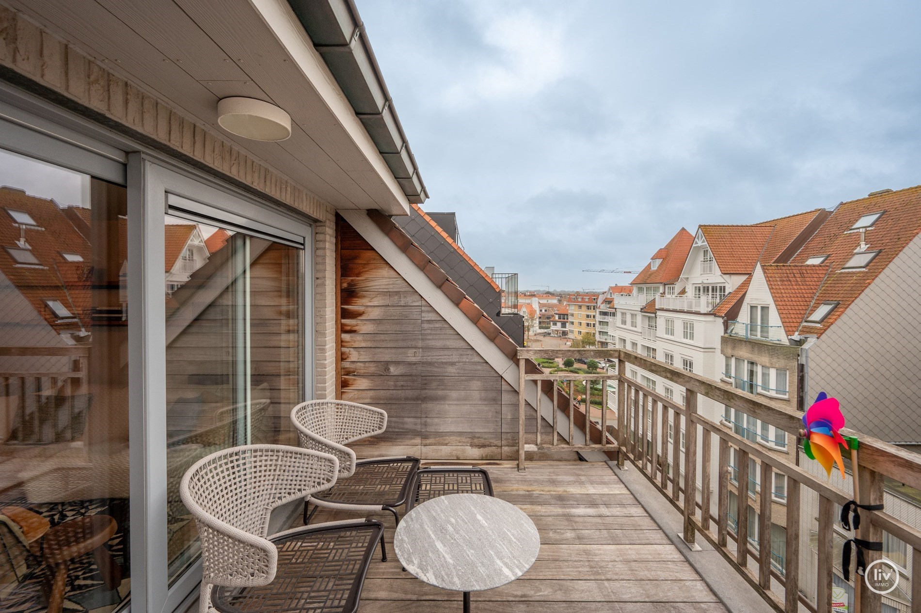 Uniek afgewerkt duplex dakappartement met mooie terrassen gelegen aan de zuidkant van de Kustlaan, vlakbij het Driehoeksplein. 