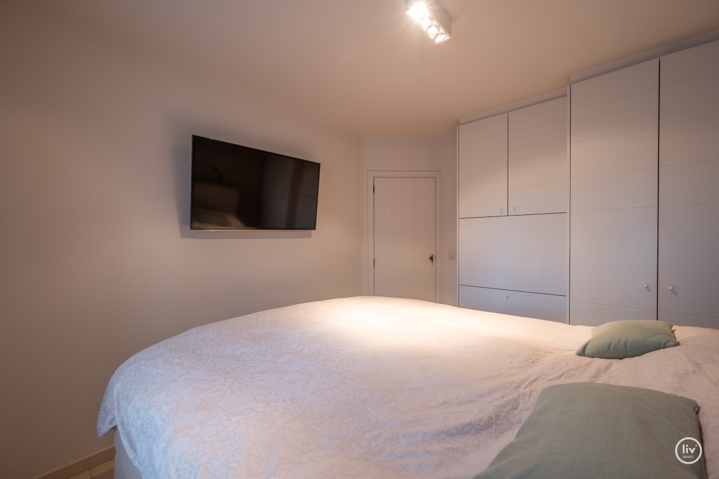 Instapklaar en tevens recent (2010)tuin-appartement op wandelafstand van de Zeedijk-Duinbergen en Duinenwater, Centraal gelegen tussen Knokke en Heist-Centrum. 