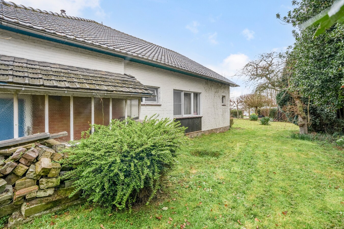 Op te knappen karakteristieke hoekwoning, 4 slpk, (EPC-label C) gelegen aan het Haspengouwse landschap. 