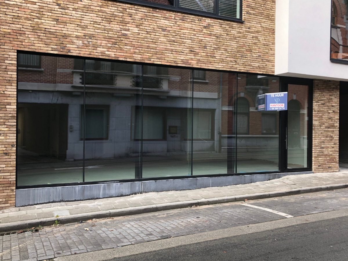 Splinternieuw gelijkvloers handelspand (winkel of kantoor). 