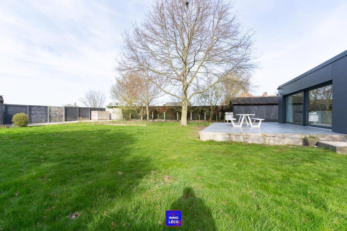 Villa "Semi Plain-Pied" érigée sur 1600m², grand parking, garage, jardin, COUP DE COEUR ! 