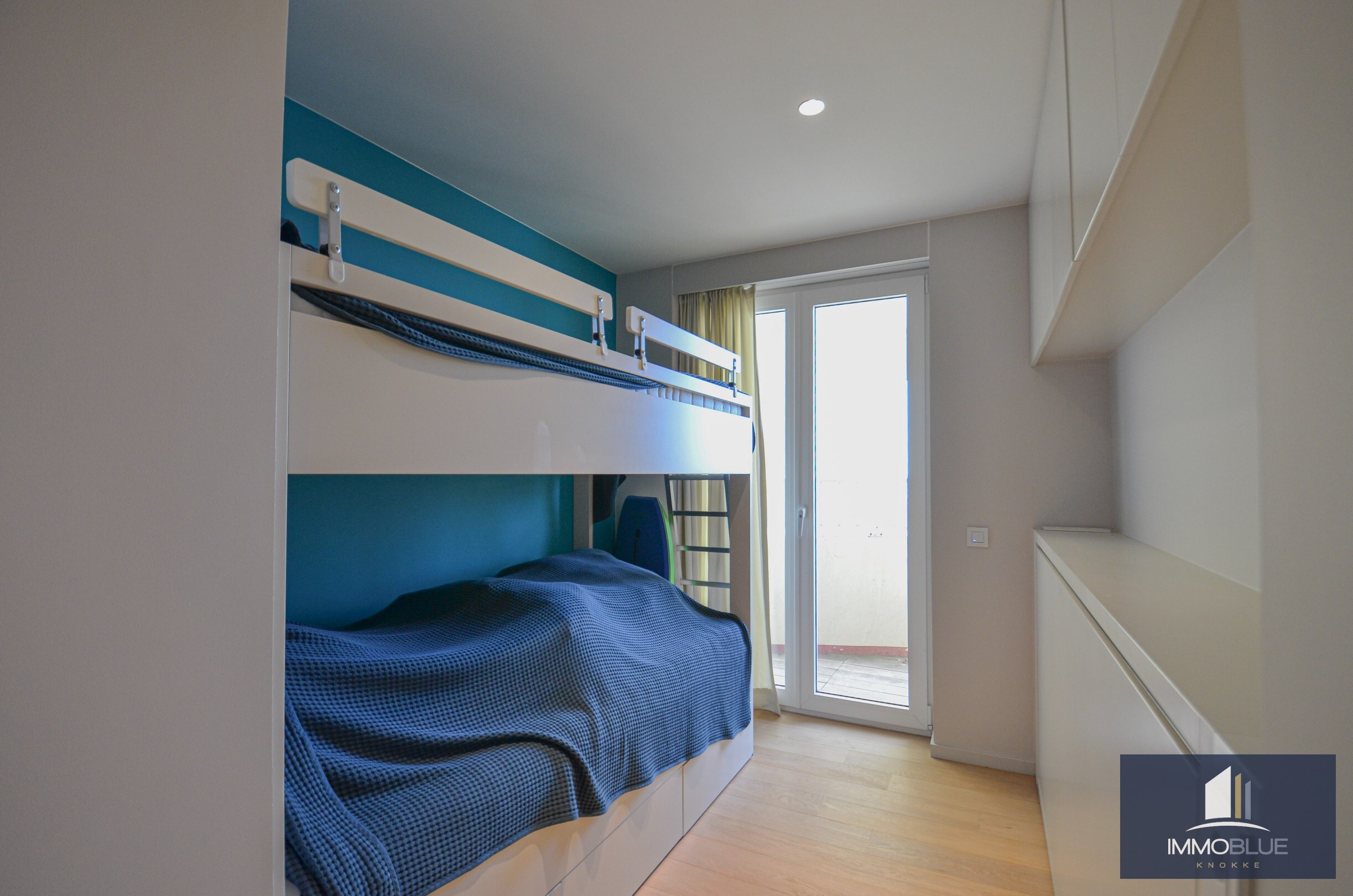 L’appartement bénéficie d’une double orientation, avec une vue frontale sur la mer à l’avant et une vue dégagée sur l’arrière-pays à l’arrière. 