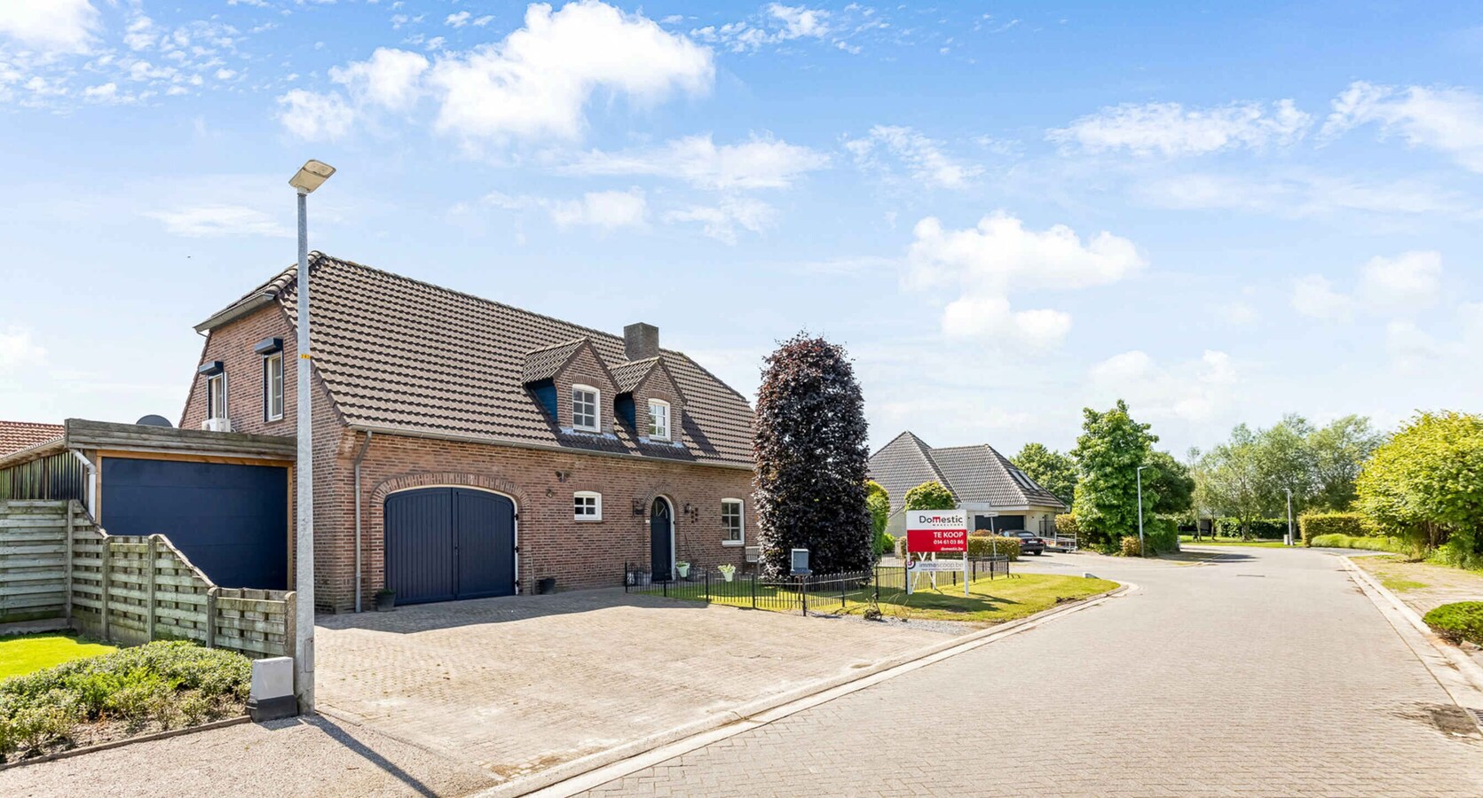 Vrijstaande woning met inpandige garage gelegen op een perceel van 784 m2 te Arendonk. 