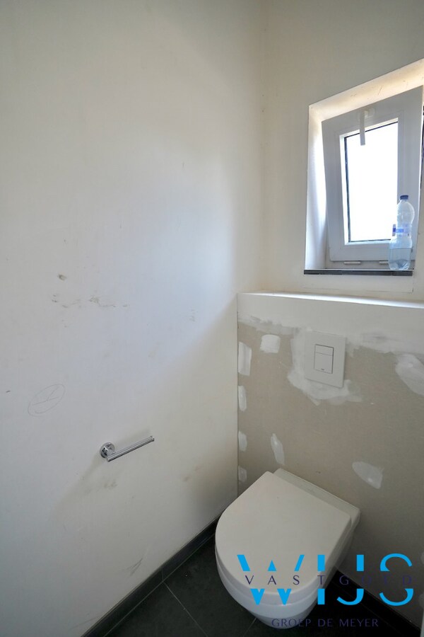 Nieuwbouw met 5 slaapkamers te Oosteeklo ! 