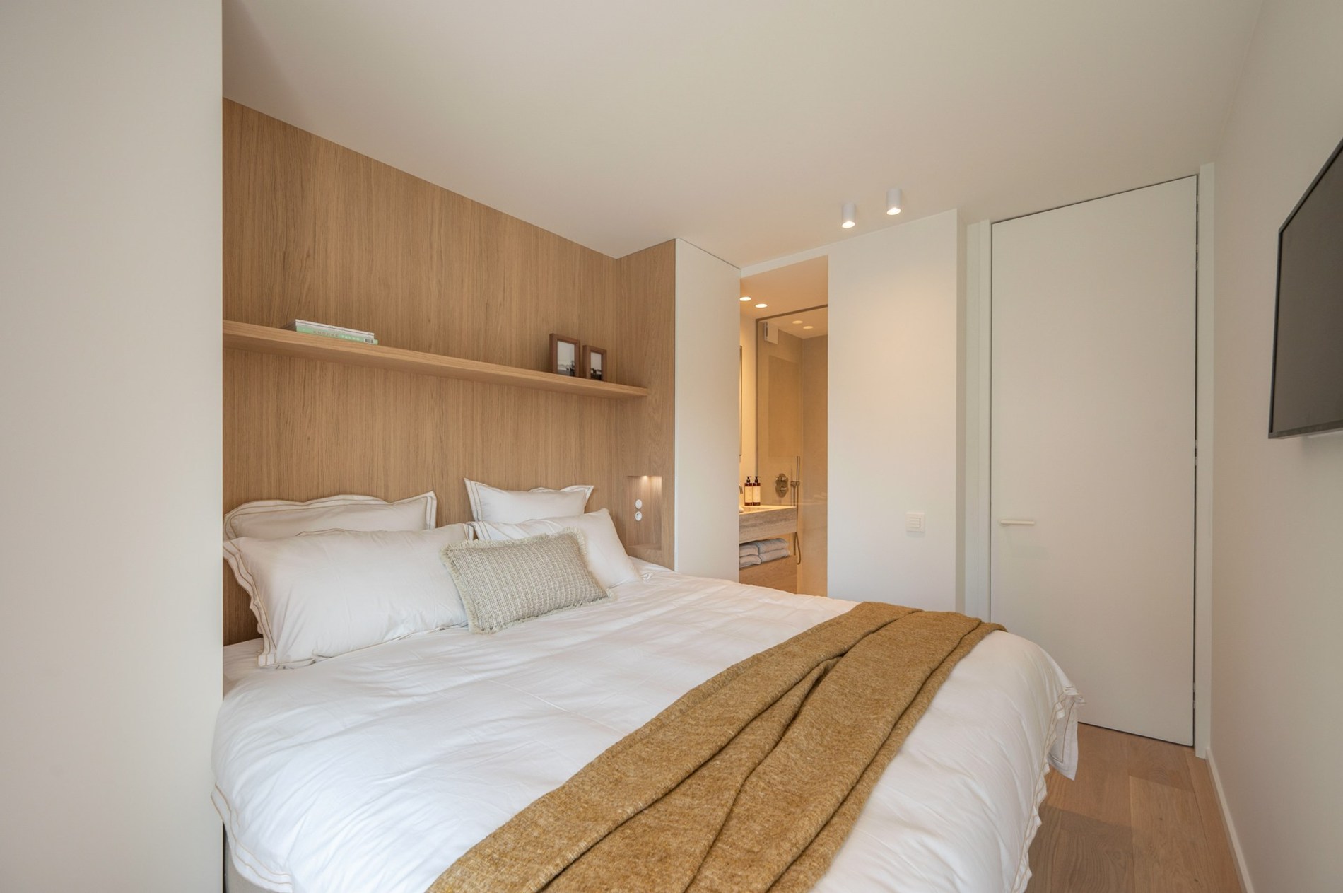 Appartement exclusivement rénové avec 3 chambres à vendre près de la plage d'Albert et de la place de la Lumière. 